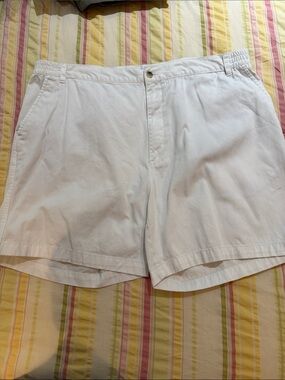 Architect White Flat-Front Men's Casual Shorts, size 42, 7.5” inseam